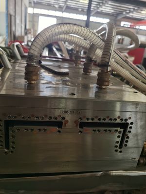 Deux cavités de moule à matrices d'extrusion d'argent pour façonner le cadre de porte en UPVC et le revêtement en argent