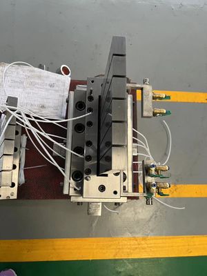 Le moule d'extrusion de panneaux muraux en UPVC est le meilleur pour une conception durable et à la mode
