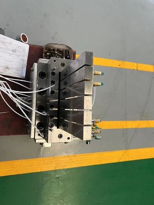 Le moule d'extrusion de panneaux muraux en UPVC est le meilleur pour une conception durable et à la mode