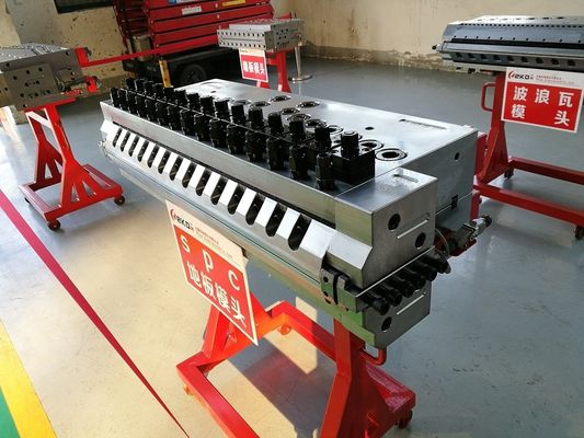 Ligne chinoise d'extrusion de plancher SPC avec mode de formage 3CR17 et moule d'extrusion