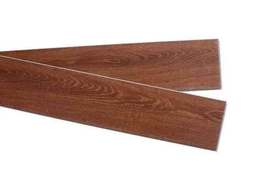 Ligne chinoise d'extrusion de plancher SPC avec mode de formage 3CR17 et moule d'extrusion