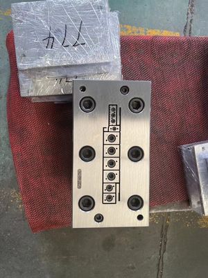Forme de cadre de porte en PVC en bois plastique mousseux pour l'extrusion de profilés de fenêtre et de porte en PVC en WPC