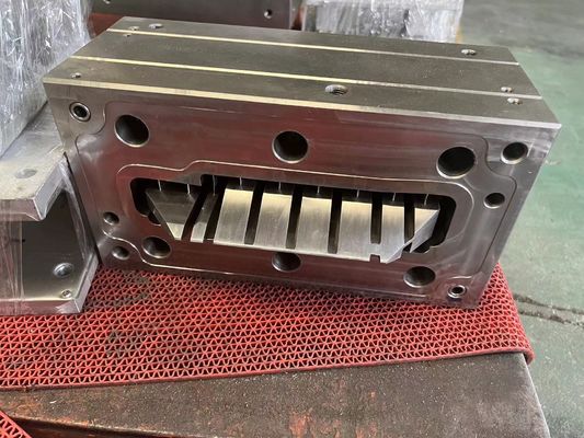 Forme de cadre de porte en PVC en bois plastique mousseux pour l'extrusion de profilés de fenêtre et de porte en PVC en WPC