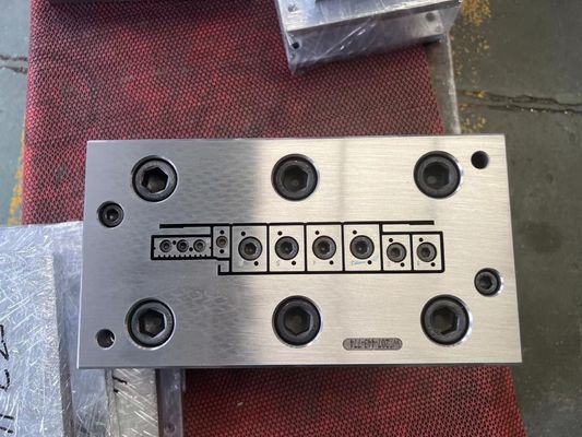 Forme de cadre de porte en PVC en bois plastique mousseux pour l'extrusion de profilés de fenêtre et de porte en PVC en WPC