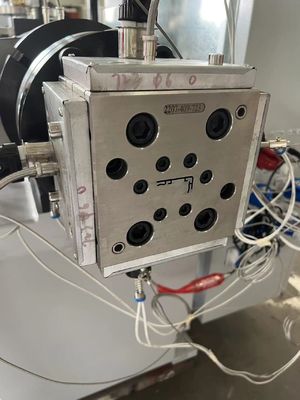 1 Moule à cavité pour couvercle de porte en bois plastique en WPC et profil de fenêtre en UPVC Profil auxiliaire
