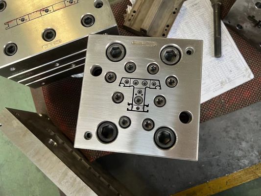 Matrice / moule d'extrusion en PVC en argent conçu pour l'AutoCAD et la production précise