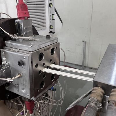 Machine de fabrication de portes et de fenêtres en PVC personnalisable avec moules de profilés de fenêtre en PVC