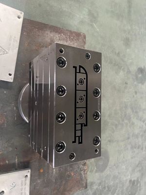 Moulures à extrusion WPC professionnelles pour moules de poignée en PVC UPVC