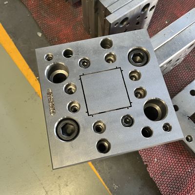 Molds de portes et de fenêtres en PVC fabriqués à partir de plastique recyclé