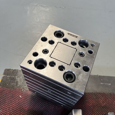 Molds de portes et de fenêtres en PVC fabriqués à partir de plastique recyclé