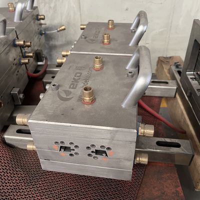 Motifs d'extrusion pour revêtement de sol en bois composite Porte de fenêtre couvre Asa Profil Pc Pe Upvc
