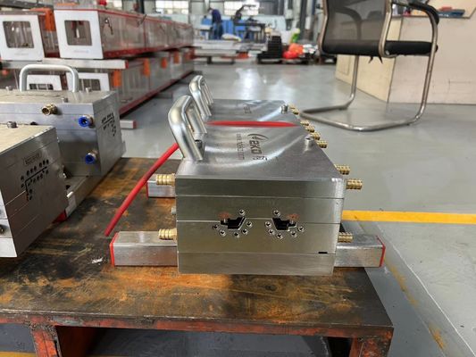 Processus de création de profilés de plaques de base en PVC