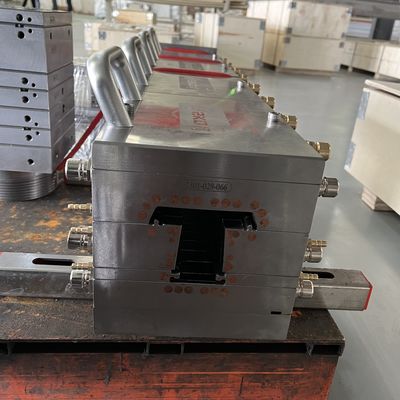 AutoCAD Design Moldes de profilés en PVC en argent pour l'extrusion de fenêtres et de portes dans divers modèles