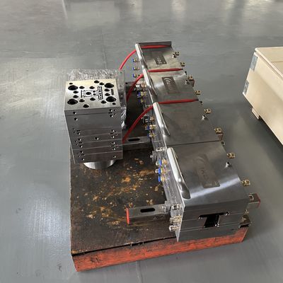 AutoCAD Design Moldes de profilés en PVC en argent pour l'extrusion de fenêtres et de portes dans divers modèles