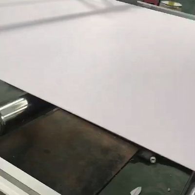 Traitement de surface de polissage par galvanoplastie pour les panneaux en mousse de PVC produits/moules par extrusion