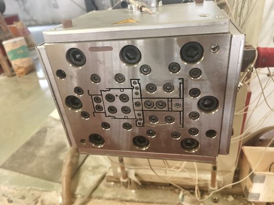 Moule d'extrusion WPC de haute précision avec traitement de surface de polissage par galvanoplastie