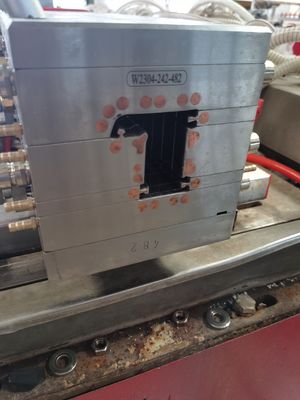 Forme d'extrusion de profil de fenêtre et de porte en béton en PVC WPC de précision conçue en AutoCAD