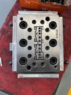 Matrice d'extrusion 3CR17 personnalisée pour le profil de fenêtre de co-extrusion en relief dans AutoCAD