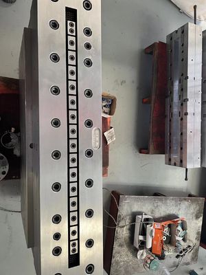 Machine de fabrication de panneaux creux en PVC avec une cavité