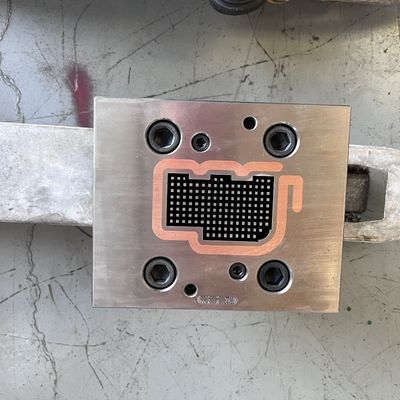 Outils d'extrusion pour les profils de fenêtres et de portes en WPC