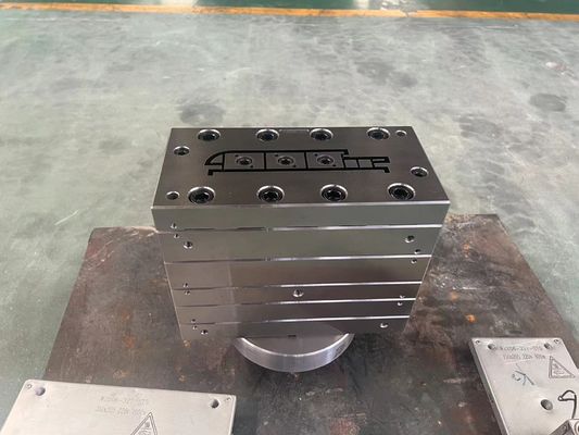 Outils d'extrusion pour les profils de fenêtres et de portes en WPC