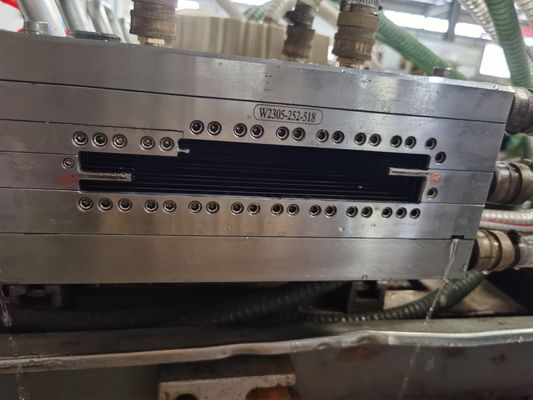 Outils d'extrusion pour les profils de fenêtres et de portes en WPC