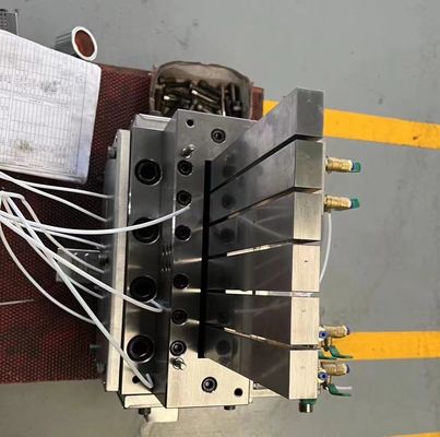 Moulures de panneaux extérieurs pour PE argenté Extrusion en bois plastique de plancher et de porte de terrasse