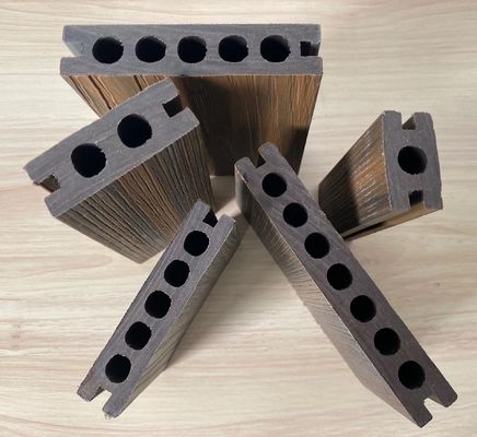Moulures de panneaux extérieurs pour PE argenté Extrusion en bois plastique de plancher et de porte de terrasse