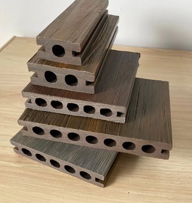 Moulures de panneaux extérieurs pour PE argenté Extrusion en bois plastique de plancher et de porte de terrasse