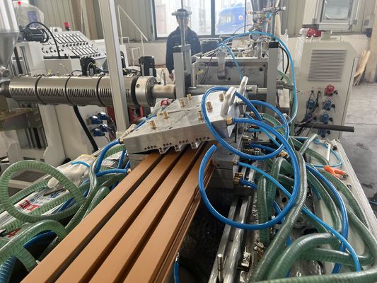 Outils d'extrusion de moules de revêtements de sol et de panneaux muraux en PE conçus par AutoCAD pour fenêtres profilées