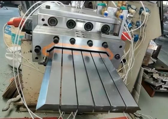 Outils d'extrusion de moules de revêtements de sol et de panneaux muraux en PE conçus par AutoCAD pour fenêtres profilées