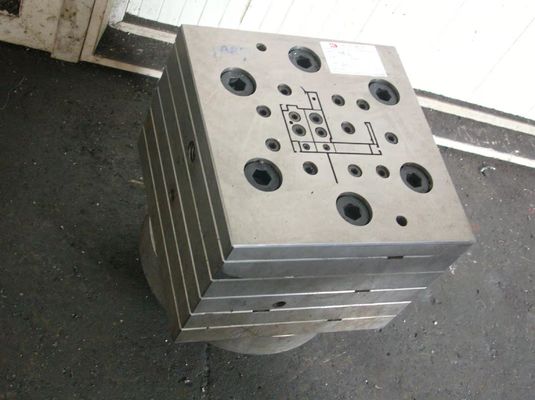 Extrusion de profilés en PVC pour fenêtres et portes en finition argentée avec matériau de moulage 3CR17