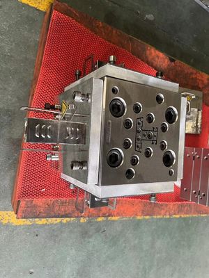 Extrusion de pièces de profilés en PVC hautement résistants pour moules de produits ménagers pour fenêtres et portes