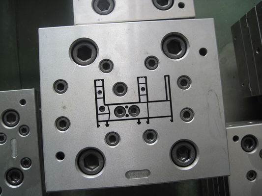 L'extrusion de pièces de profilés en PVC pour moules de fenêtre et de porte