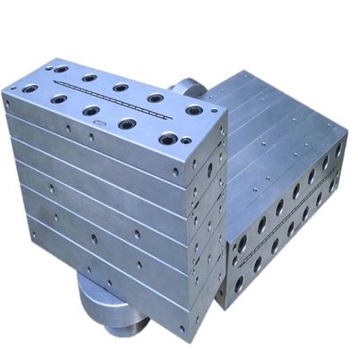 Forme à extrusion pour la fabrication de plaques de treillis creux de portes et de panneaux muraux en argent
