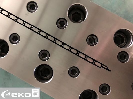 Forme à extrusion pour la fabrication de plaques de treillis creux de portes et de panneaux muraux en argent