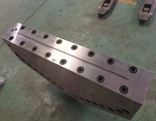 Forme à extrusion pour la fabrication de plaques de treillis creux de portes et de panneaux muraux en argent