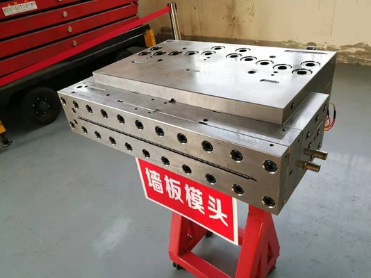 Forme à extrusion pour la fabrication de plaques de treillis creux de portes et de panneaux muraux en argent
