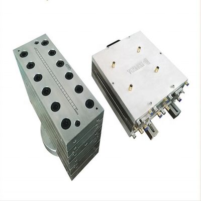 Forme à extrusion pour la fabrication de plaques de treillis creux de portes et de panneaux muraux en argent