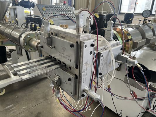 L'électroplatage, le polissage, l'extrusion de tubes en PVC en WPC et la conception de moules sous pression pour les besoins du client