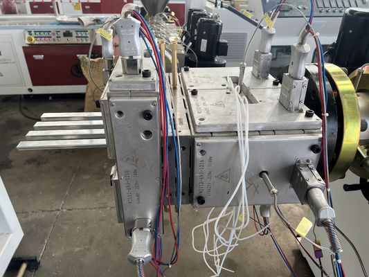 L'électroplatage, le polissage, l'extrusion de tubes en PVC en WPC et la conception de moules sous pression pour les besoins du client