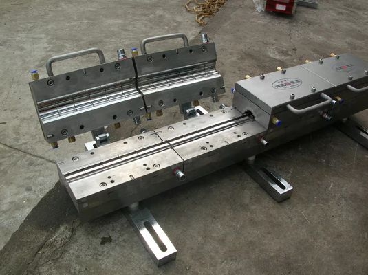 Moulures d'extrusion de profilés en PVC à finition argentée pour la mise en forme de pièces de fenêtres et de portes