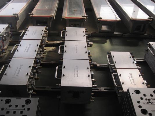 Moulures d'extrusion de profilés en PVC à finition argentée pour la mise en forme de pièces de fenêtres et de portes