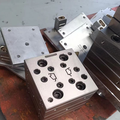 Moulures polyvalentes en plastique argenté pour l'extrusion en PVC de profils de fenêtres et de portes