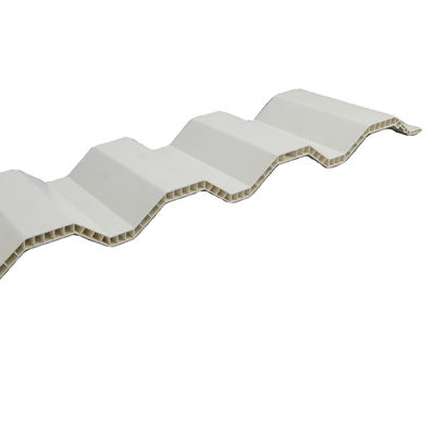 Moulures d'extrusion de toiture creuse ondulée en argent PVC pour un processus de production en douceur