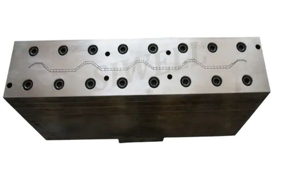 Moulures d'extrusion de toiture creuse ondulée en argent PVC pour un processus de production en douceur