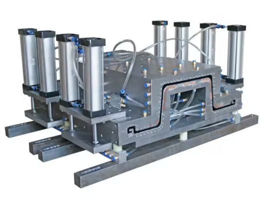 Moulures d'extrusion de toiture creuse ondulée en argent PVC pour un processus de production en douceur