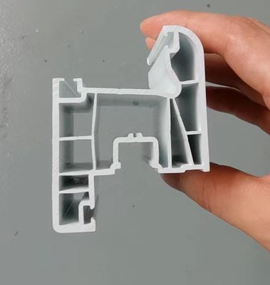 Moule d'extrusion pour le profil de fenêtre en PVC