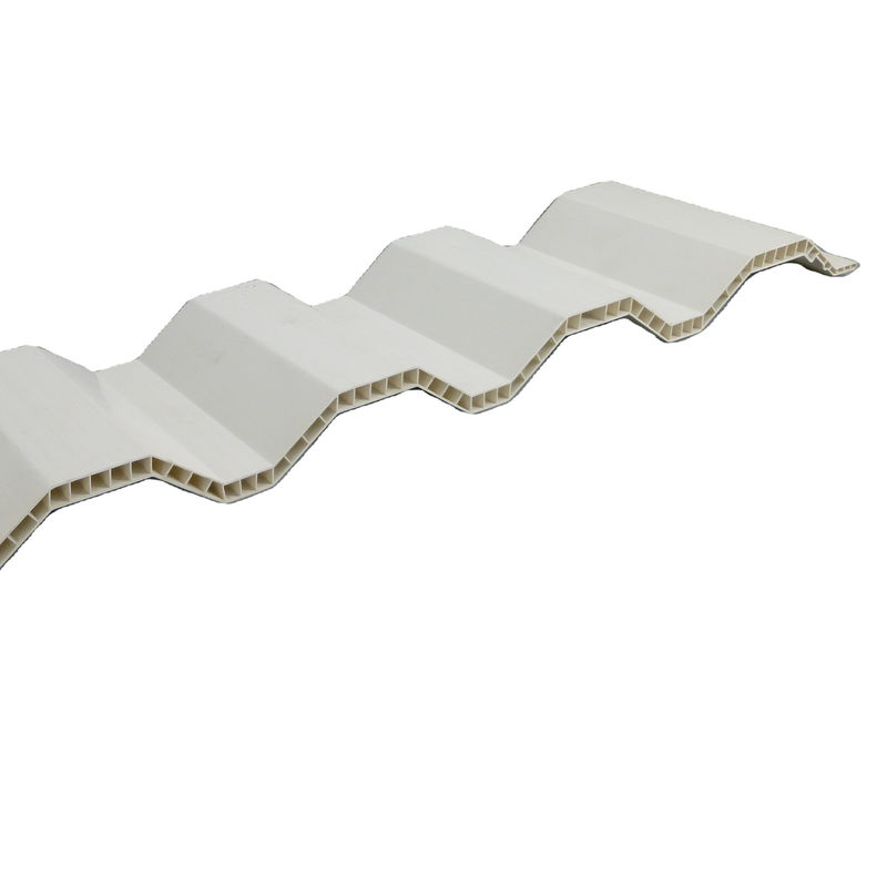 Moulures d'extrusion de toiture creuse ondulée en argent PVC pour un processus de production en douceur
