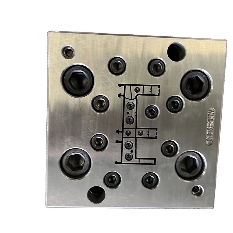Moule d'extrusion pour le profil de fenêtre en PVC
